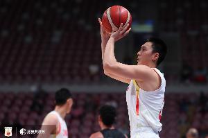 媒体人：胡明轩亚洲杯进攻高效&amp;三分命中率48.5% 护框高手没想到