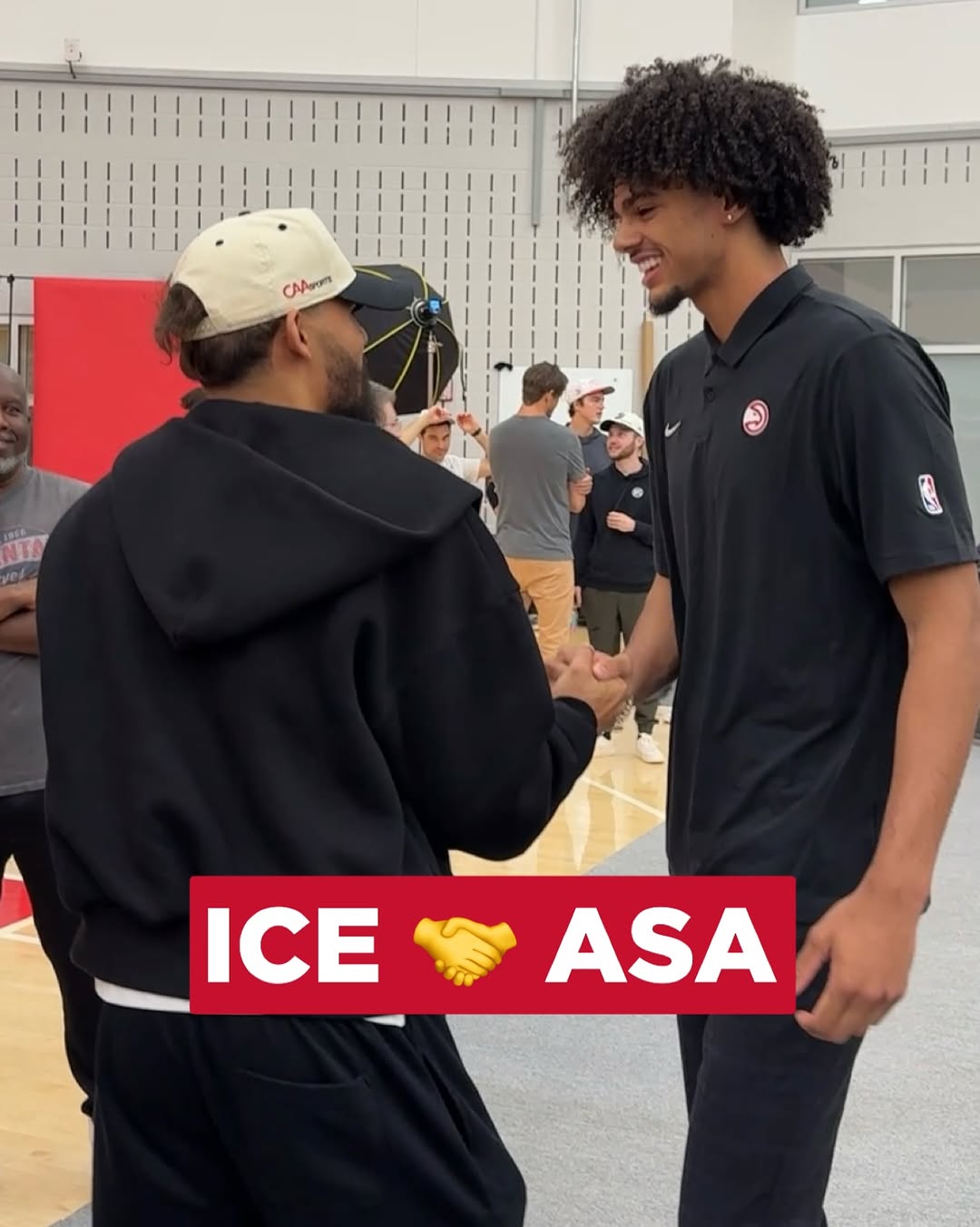 来自老大的支持！老鹰为新秀纽维尔举办发布会，特雷·杨到场助阵