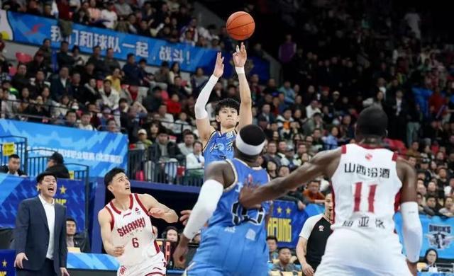 安卓iOS-CBA｜曾凡博腰部旧伤复发 归期待定